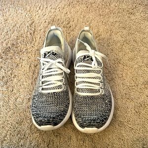 APL woman’s shoes size 9.5